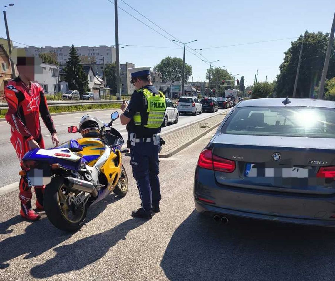 21-latek na sportowym motocyklu jechał 145 km/h przez miasto. Tłumaczył, że spieszy się na studia