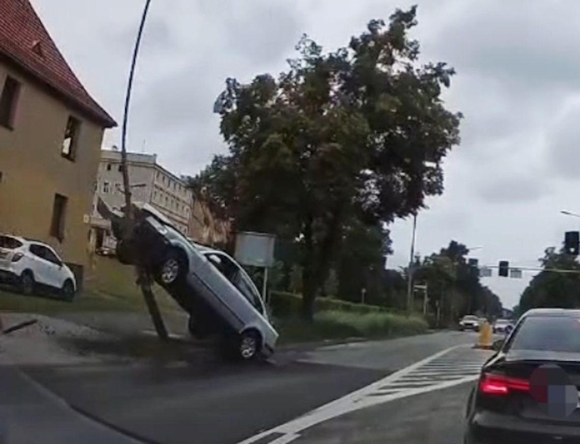 21-latek nie dostosował prędkości do warunków. Jazdę zakończył na latarni 21-latek nie dostosował prędkości do warunków. Jazdę zakończył na latarni