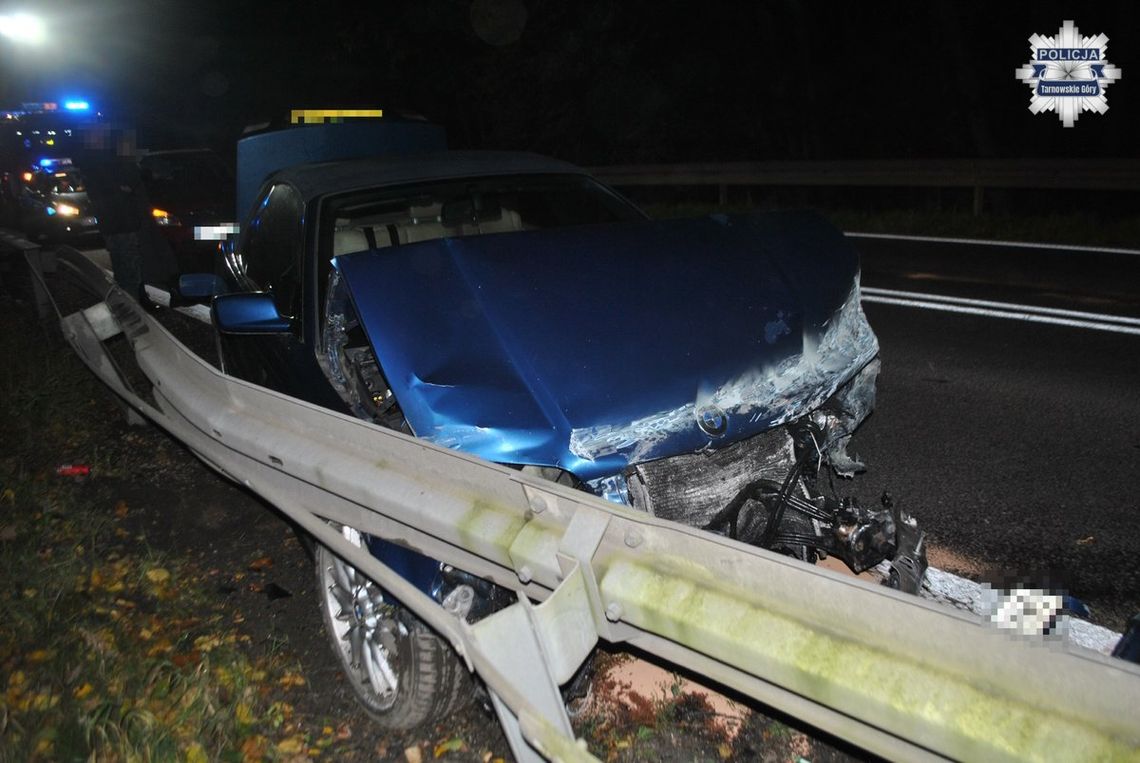 21-latek rozbił BMW na barierach energochłonnych. Chciał zmylić policjantów mówiąc, że był pasażerem