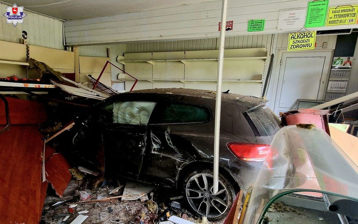 21-latek stracił panowanie nad autem. Volkswagen przebił ścianę i wjechał do sklepu