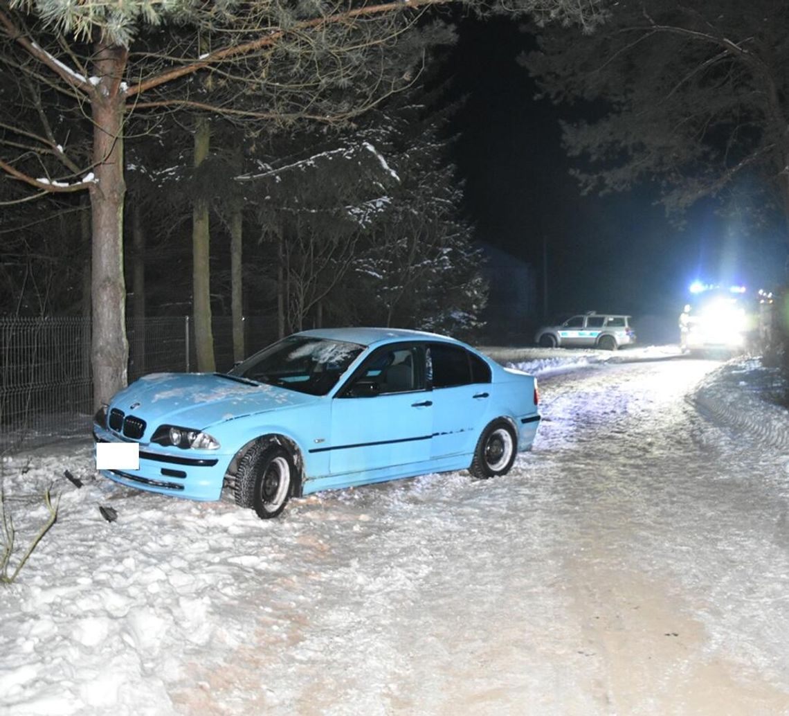 21-latek stracił panowanie nad BMW i wjechał w drzewo. W wypadku ranny został pasażer auta