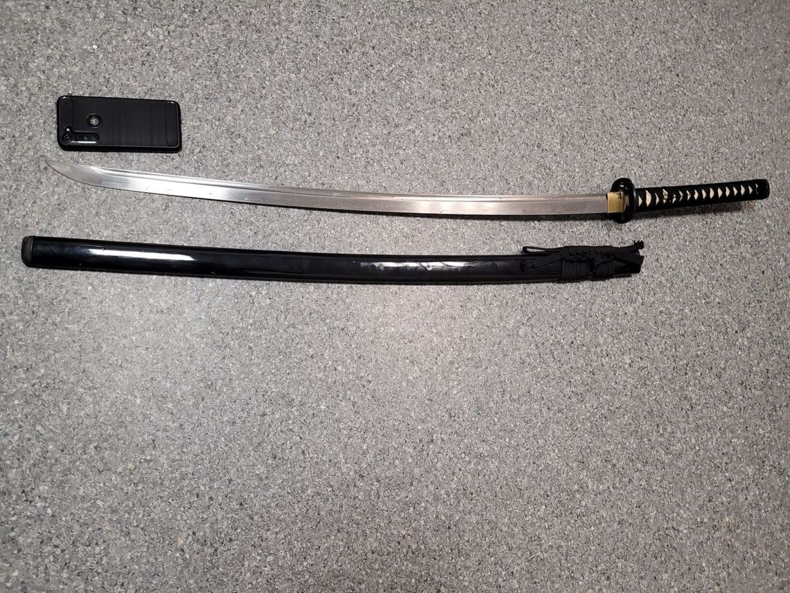 21-latek strzelił do mężczyzny z wiatrówki, a po chwili zaatakował go mieczem samurajskim