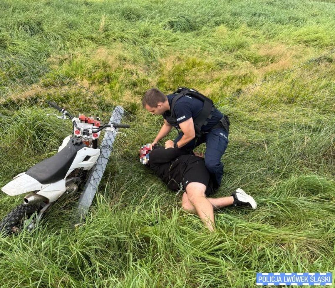 21-latek uciekał na crossie przed policją. Pościg zakończył się uderzeniem w ogrodzenie 21-latek uciekał na crossie przed policją. Pościg zakończył się uderzeniem w ogrodzenie