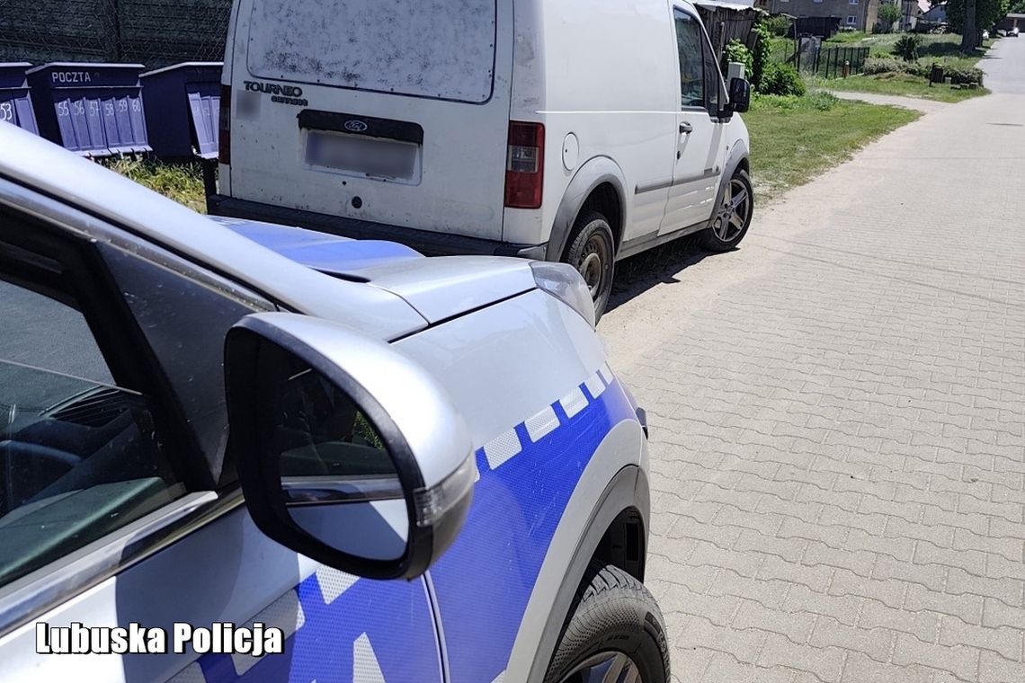 21-latek ukradł busa, rozbił go i skrył się w tapczanie. Niedawno wyszedł z więzienia