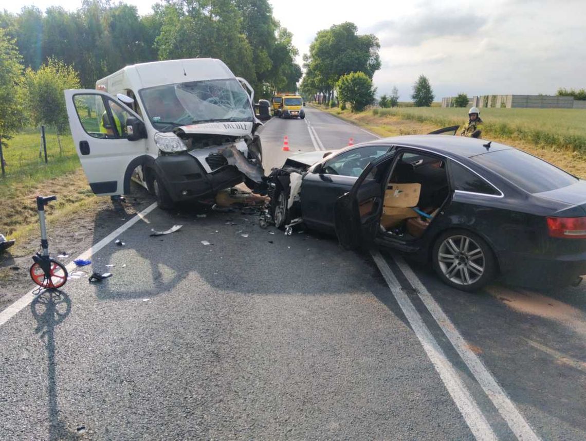 21-latek w audi na łuku drogi zjechał na czołówkę z dostawczakiem. Pięć osób trafiło do szpitali