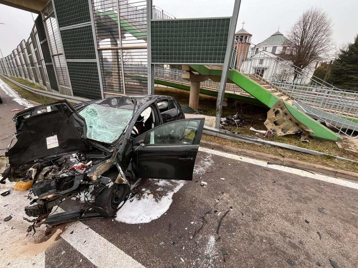 21-latek w fiacie tak przygrzał w bariery na ekspresówce, że z auta wypadł silnik. Był trzeźwy i jechał sam