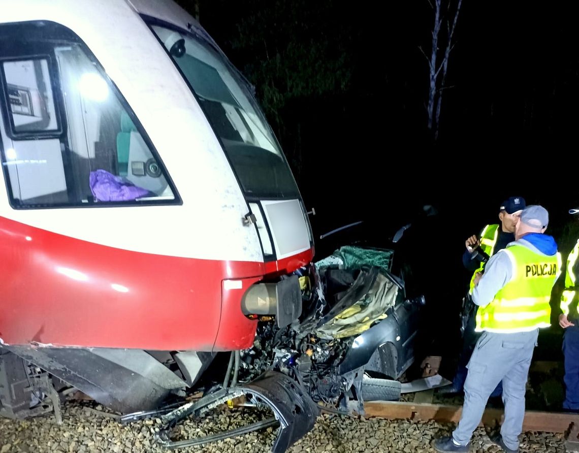 21-latek wjechał pod pociąg na niestrzeżonym przejeździe. Z obrażeniami ciała trafił do szpitala