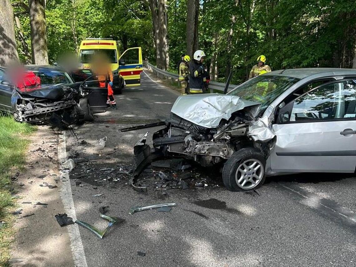 21-latek zjechał na czołówkę i spowodował śmiertelny wypadek. W aucie jeszcze dwóch jego kolegów. Wyrzuciło ich na łuku