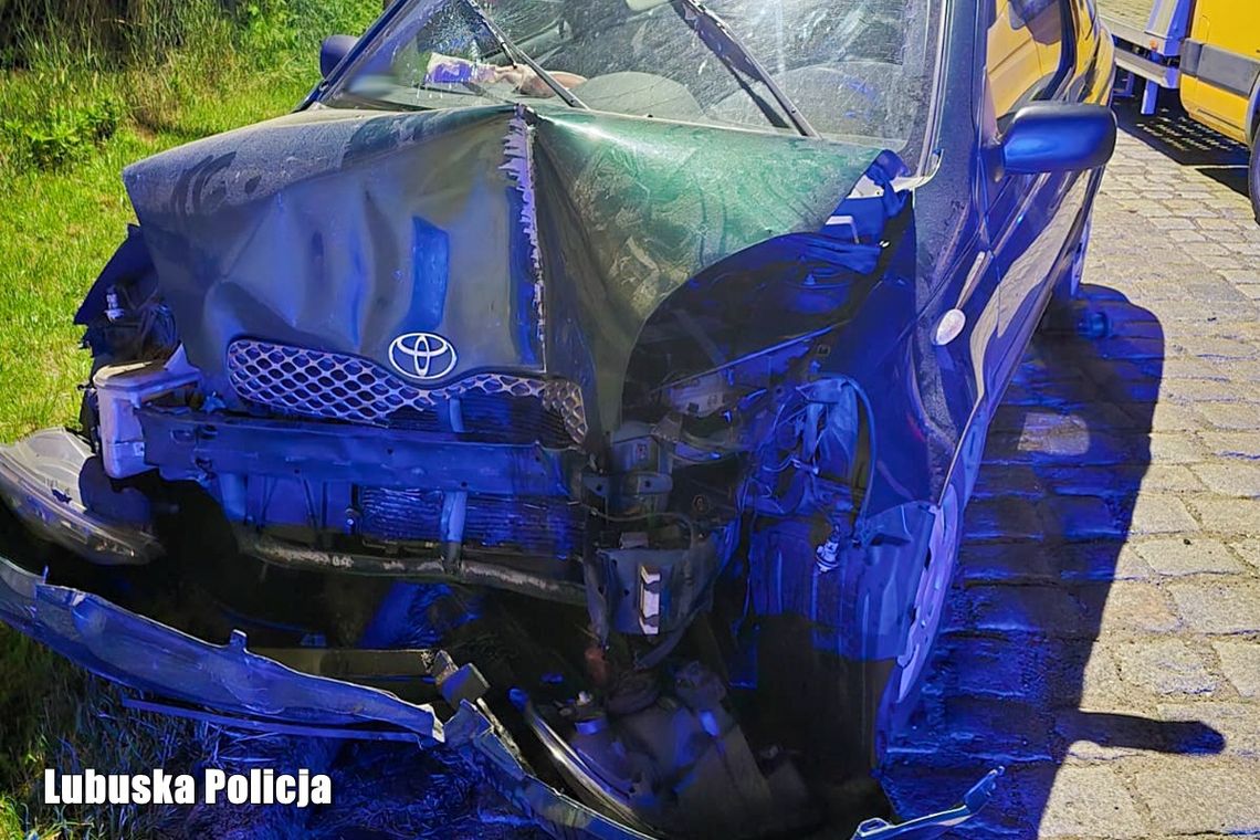 21-latka próbowała jechać autem z prawie dwoma promilami. Nie zauważyła budynku i wjechała w ścianę