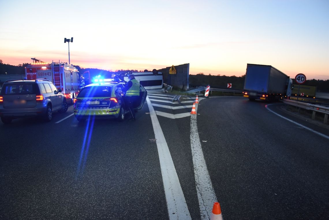 21-latka ranna po dachowaniu busa na drodze ekspresowej S8. Kierowca najprawdopodobniej zasnął