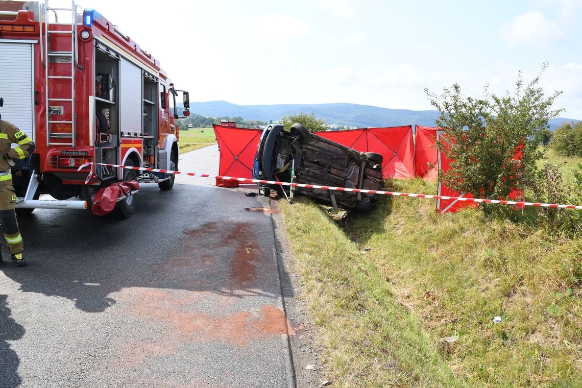 21-latka straciła panowanie nad autem i wjechała w przepust. W wypadku zginęła 18-letnia pasażerka