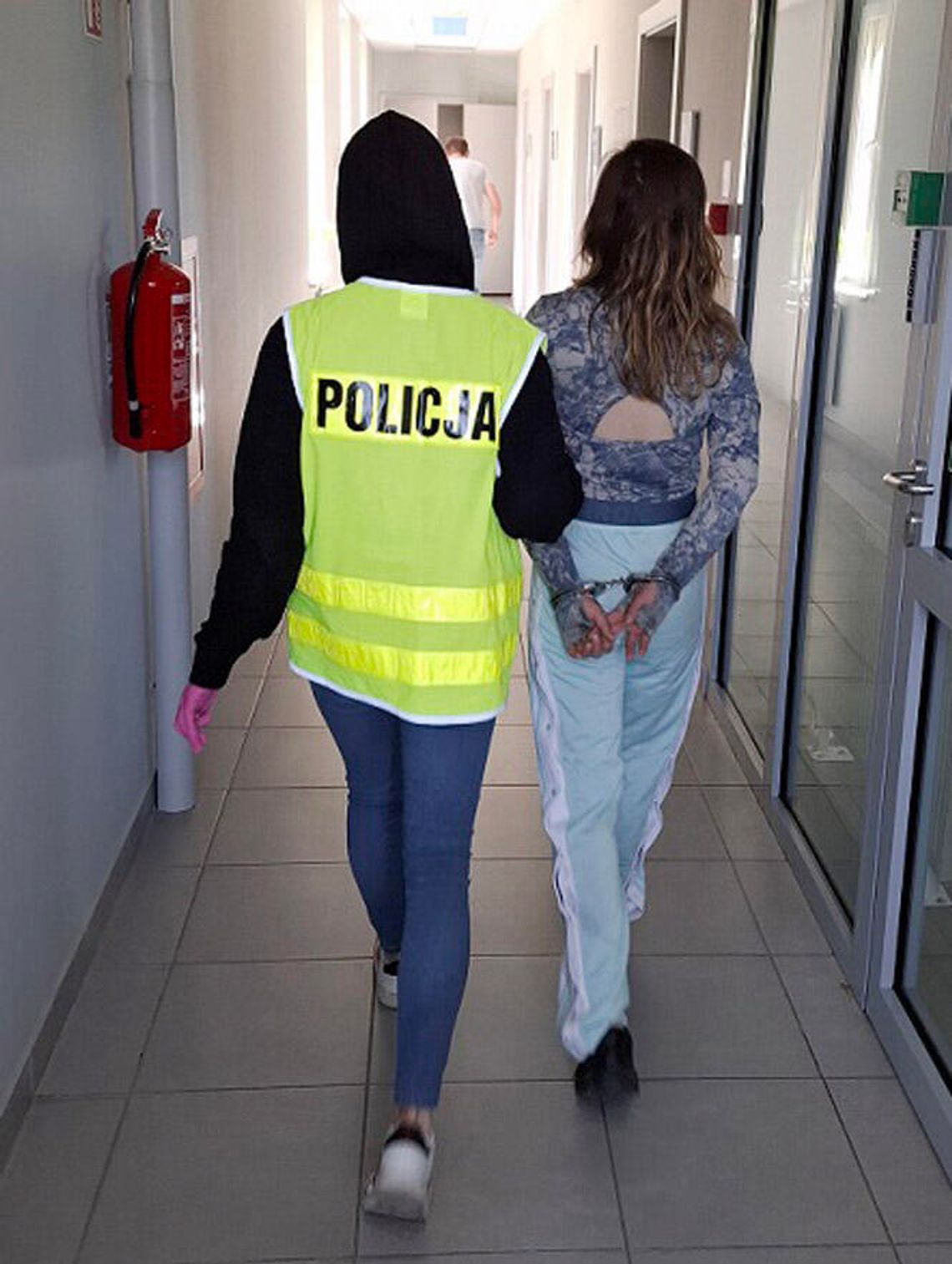 21-latka wściekła się na przystanku i ze złości wybiła szybę. Miała 1,5 promila. Nie wie, co ją tak zdenerwowało