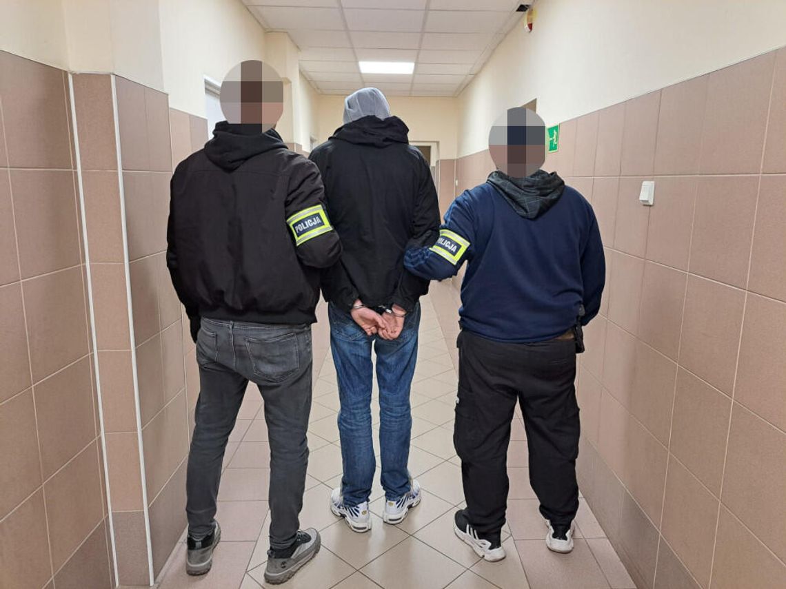 21-letni diler na oczach policjantów sprzedał marihuanę klientowi. Po chwili obaj zostali zatrzymani