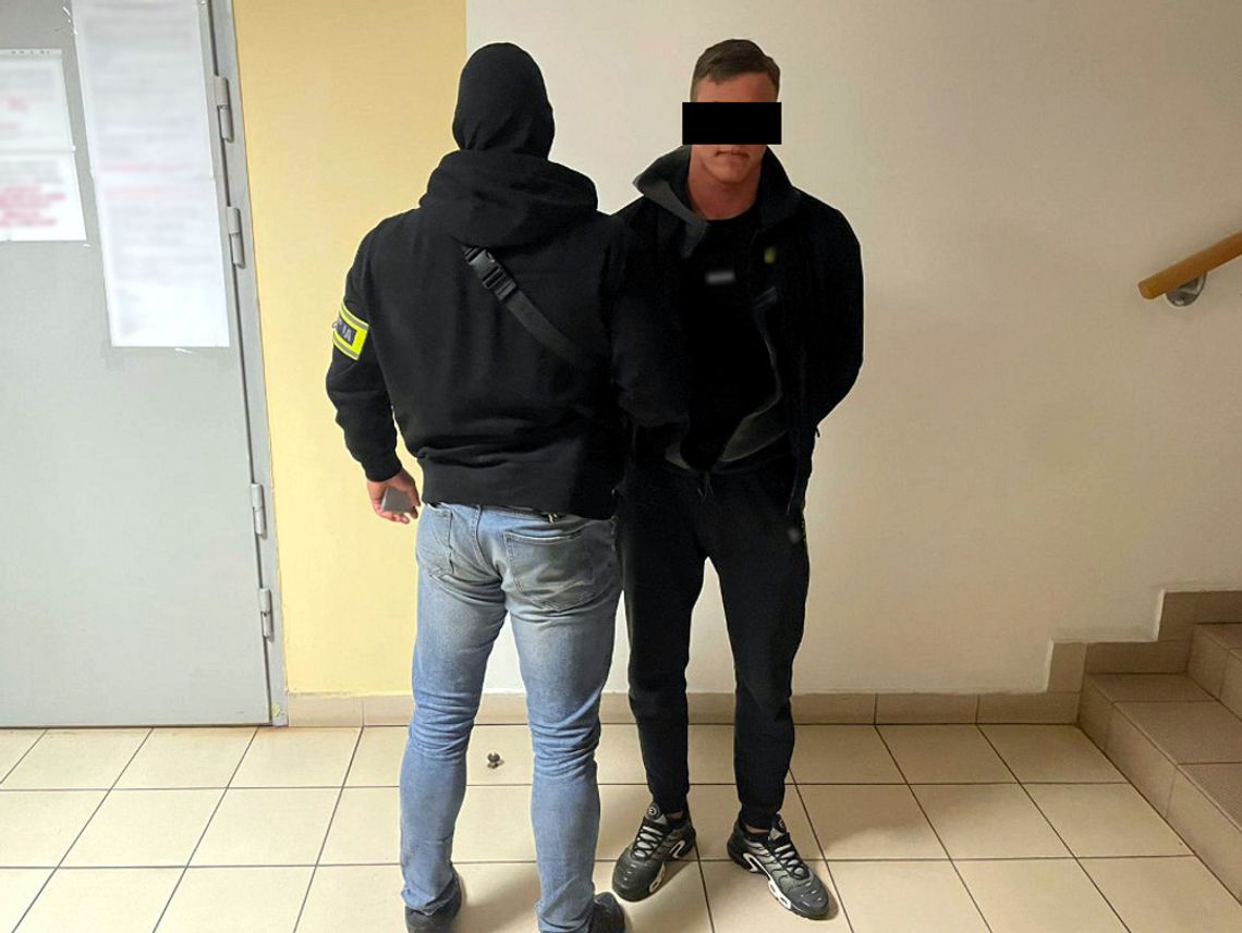 21-letni diler zatrzymany z pakunkiem gotowych narkotyków. Zgubiło go nerwowe zachowanie 21-letni diler zatrzymany z pakunkiem gotowych narkotyków. Zgubiło go nerwowe zachowanie