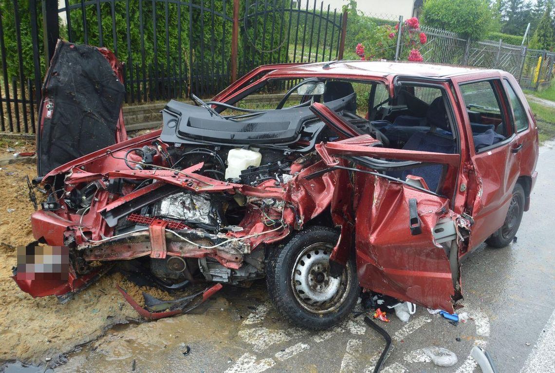 21-letni kierowca mercedesa sprawcą zderzenia czołowego. W wypadku zginął kierowca drugiego z aut
