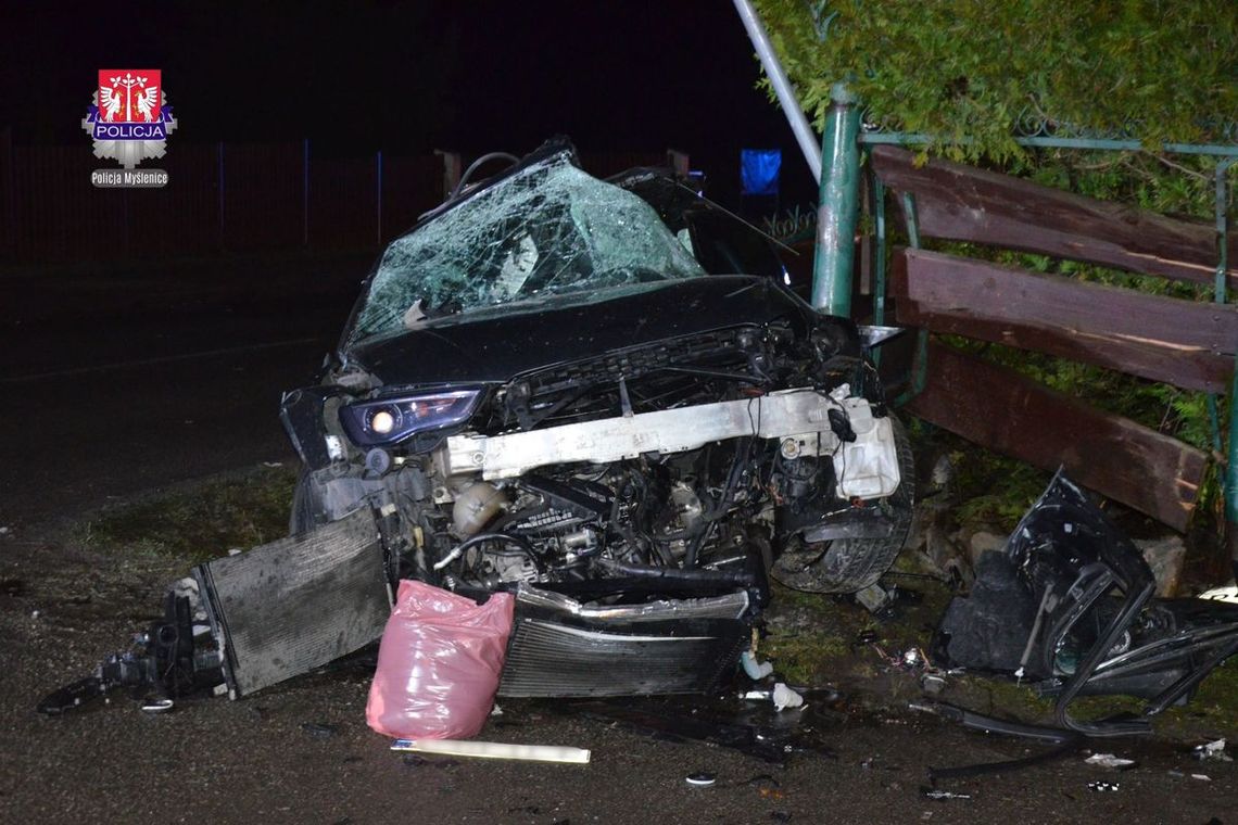 21-letni kierowca zginął po uderzeniu autem w stalowy słup. Jechał z 17-letnią koleżanką 21-letni kierowca zginął po uderzeniu autem w stalowy słup. Jechał z 17-letnią koleżanką