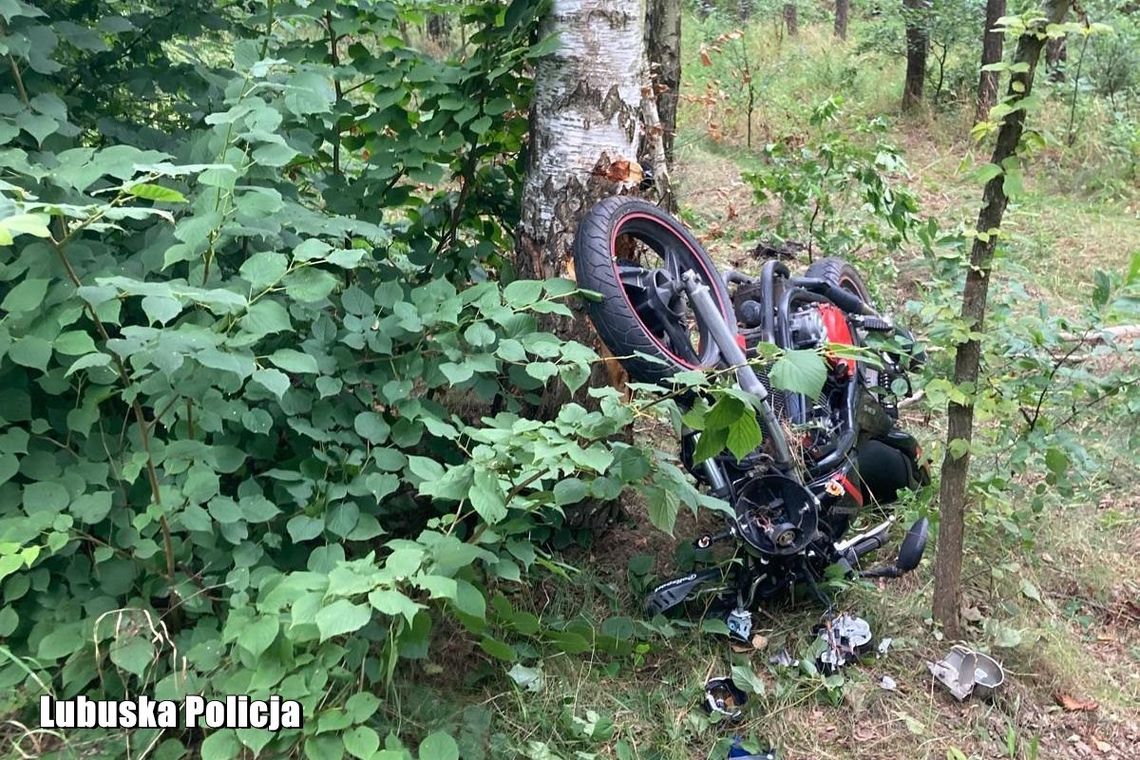 Motocykl wypadł z drogi i uderzył w drzewo. 18-letni kierowca ciężko ranny, do szpitala trafił też pasażer