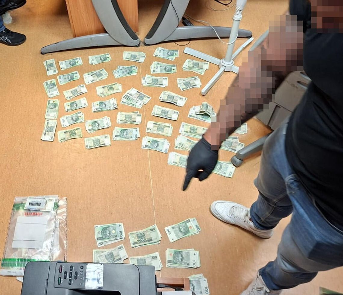 22-latek handlował narkotykami w sieci. Policjanci w jego mieszkaniu znaleźli ponad 130 tysięcy zł 22-latek handlował narkotykami w sieci. Policjanci w jego mieszkaniu znaleźli ponad 130 tysięcy zł