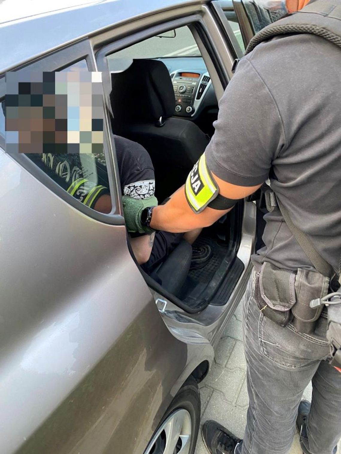 22-latek magazynował narkotyki w trudno dostępnym górskim terenie. Policjanci znaleźli jego dziuplę 22-latek magazynował narkotyki w trudno dostępnym górskim terenie. Policjanci znaleźli jego dziuplę