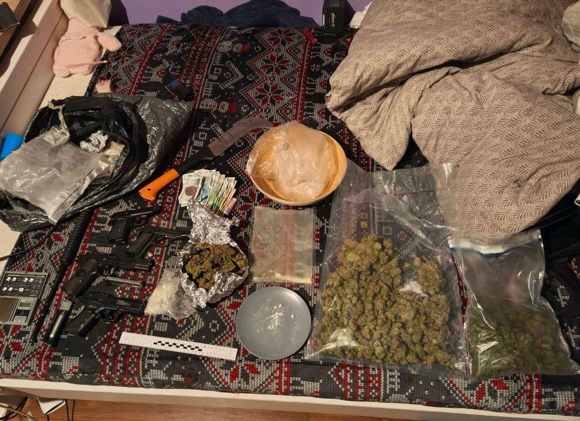 22-latek miał broń i dużo narkotyków. Młody diler właśnie wypadł z branży