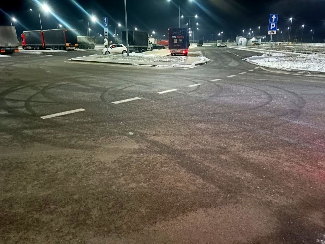 22-latek popisywał się driftem na parkingu MOP. Nie zauważył, że w aucie obok siedzą policjanci