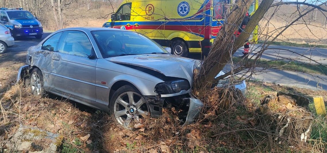 22-latek przesadził z prędkością i rozbił BMW na drzewie. Kierowca i pasażerka mieli sporo szczęścia 22-latek przesadził z prędkością i rozbił BMW na drzewie. Kierowca i pasażerka mieli sporo szczęścia