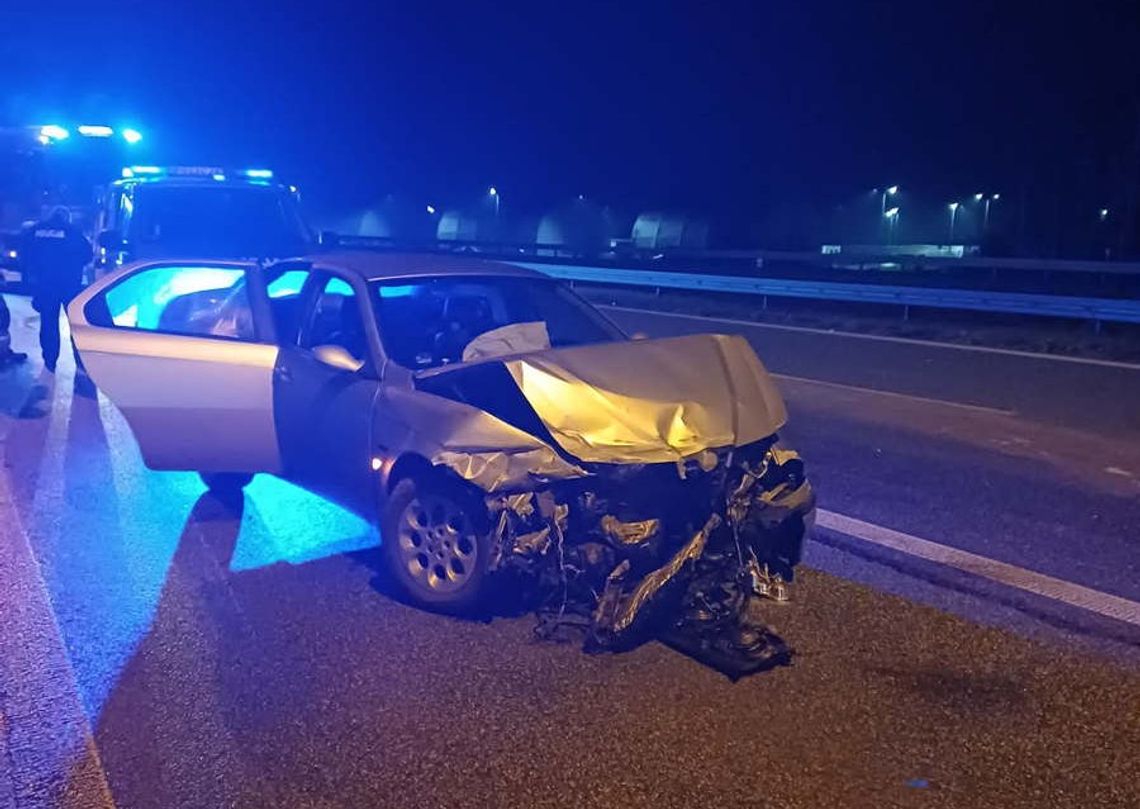 22-latek stracił panowanie nad autem i wjechał w barierki. Z miejsca kolizji odstawili go do aresztu