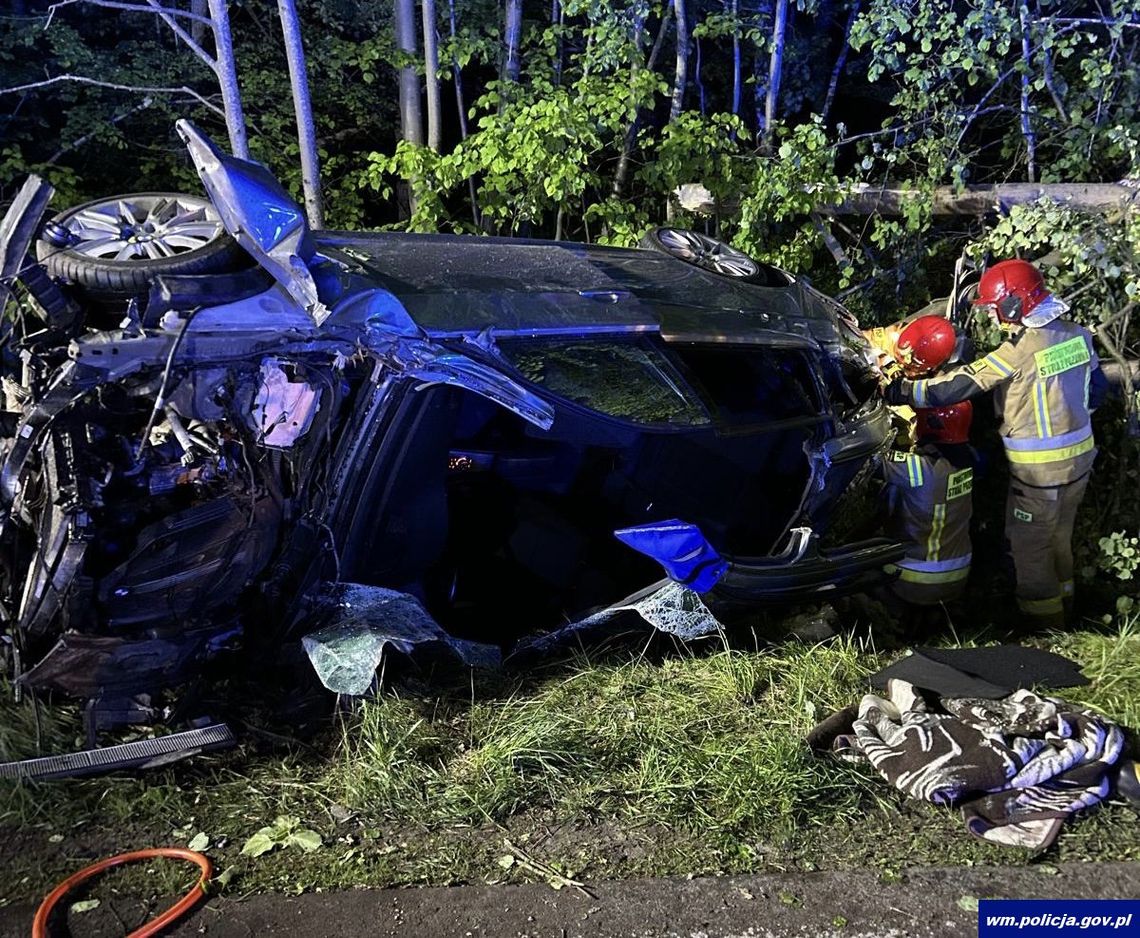 22-latek stracił panowanie nad BMW, wjechał w drzewo i dachował. Poszkodowany trafił do szpitala