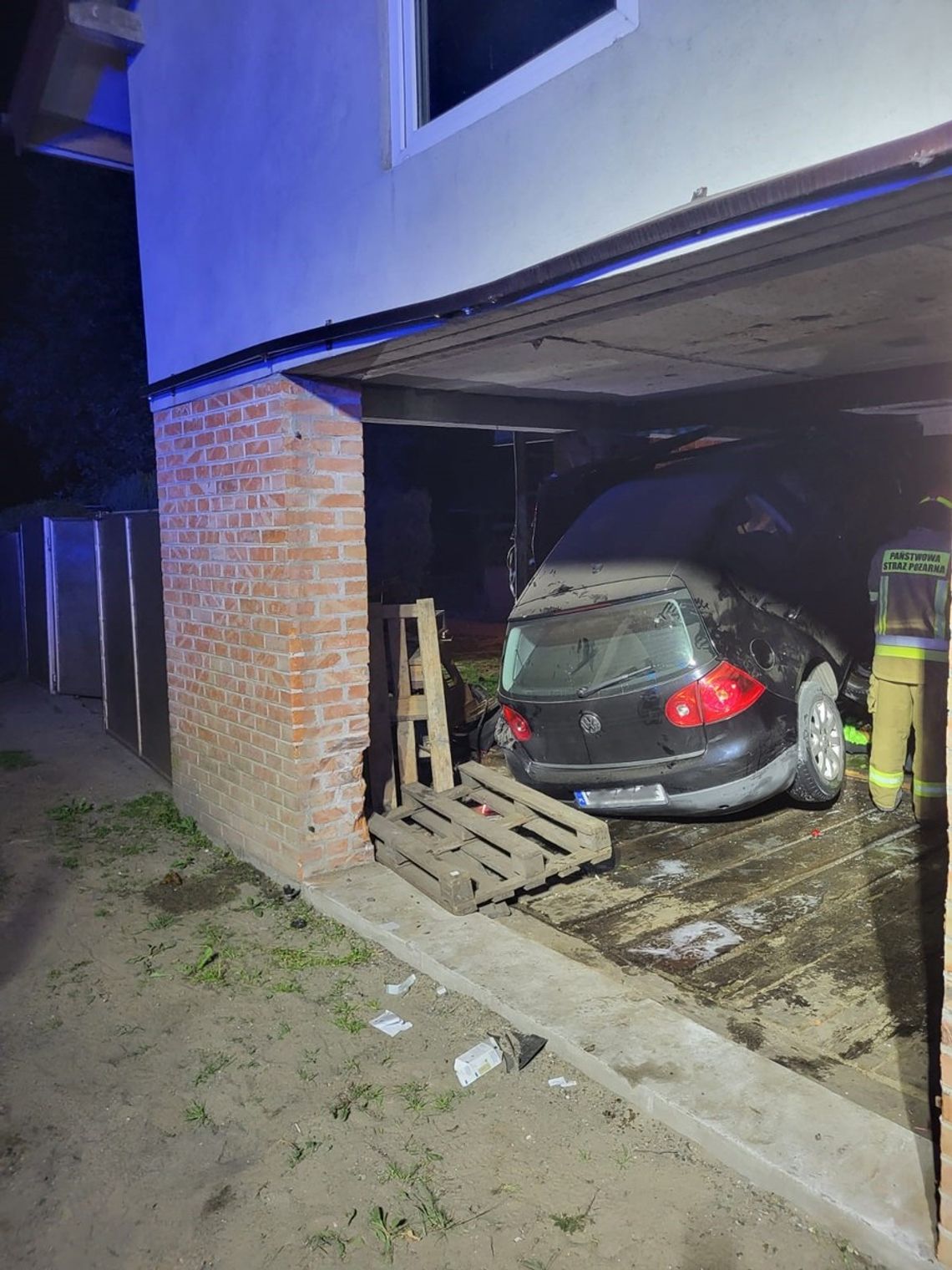 22-latek wjechał w garaż niszcząc małego fiata i ciągnik rolniczy. Po pijaku woził swoje koleżanki