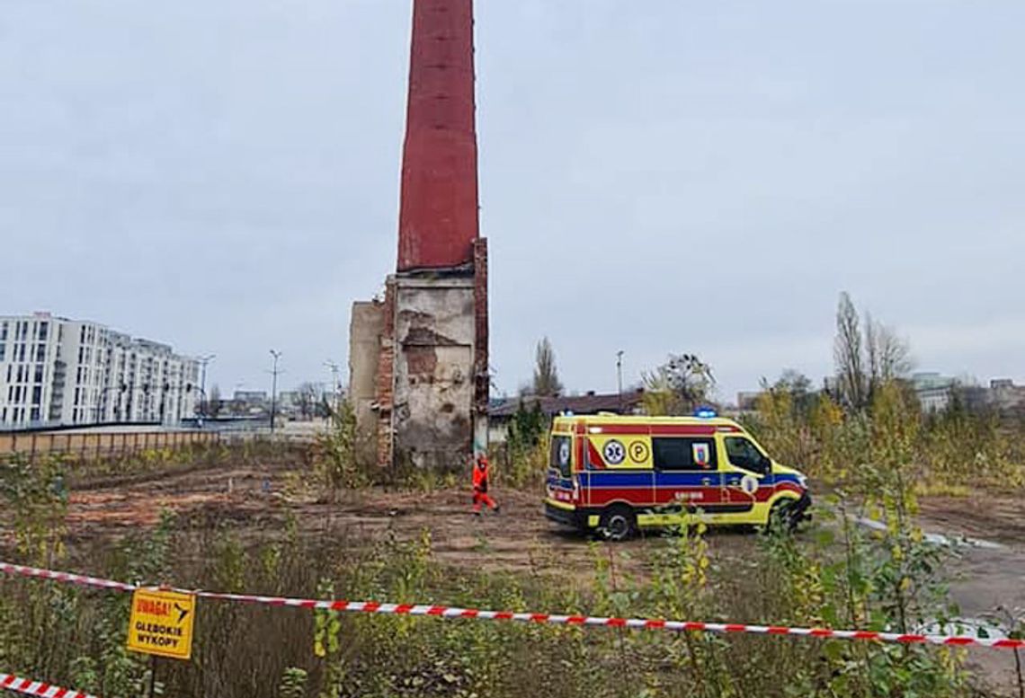 22-latek wpadł do komina. Chwilę wcześniej siedział na ławce ze znajomymi, wstał i zaczął się wspinać