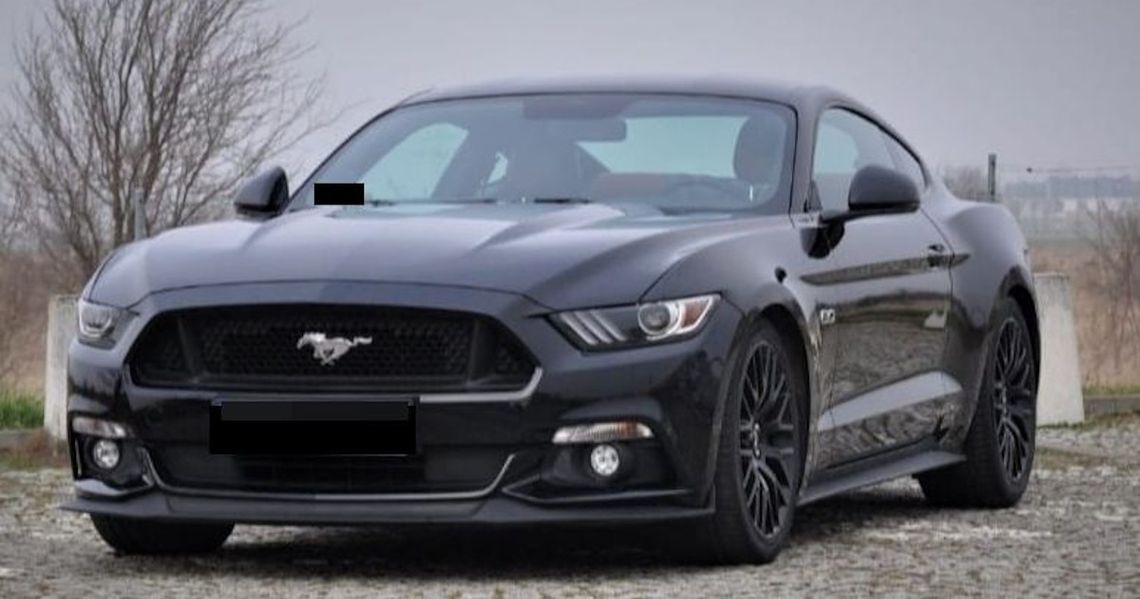 22-latek z zakazem jazdy udawał, że chce kupić Forda Mustanga. Rozbił auto w czasie jazdy próbnej