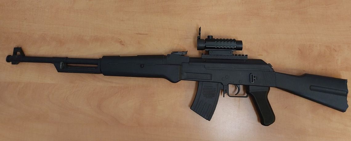 22-latek zatrzymany z narkotykami. Wpadł, bo niepokoił sąsiadów chodząc z wiatrówką po wsi