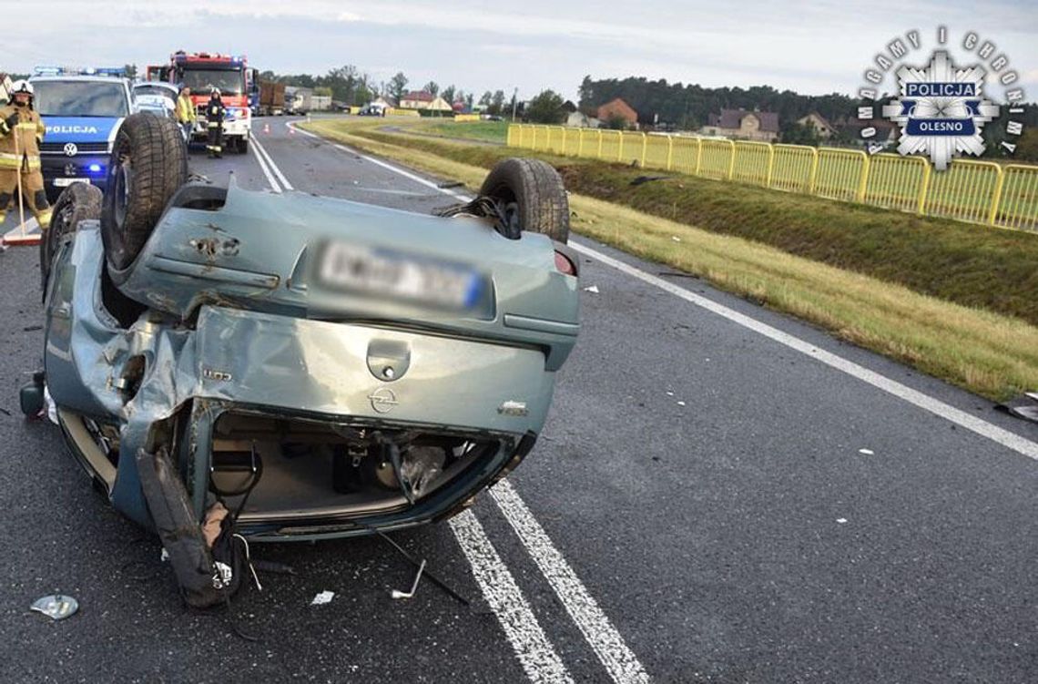 22-latka nie opanowała opla na łuku. Jechała za szybko i skończyła na dachu 22-latka nie opanowała opla na łuku. Jechała za szybko i skończyła na dachu