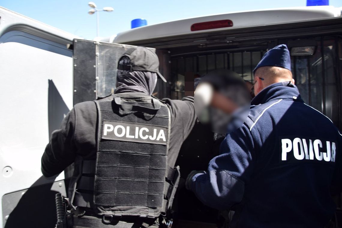 22-latka zwabiła kolegę w pułapkę. Został napadnięty, chcieli siłą zmusić go do podpisania umów