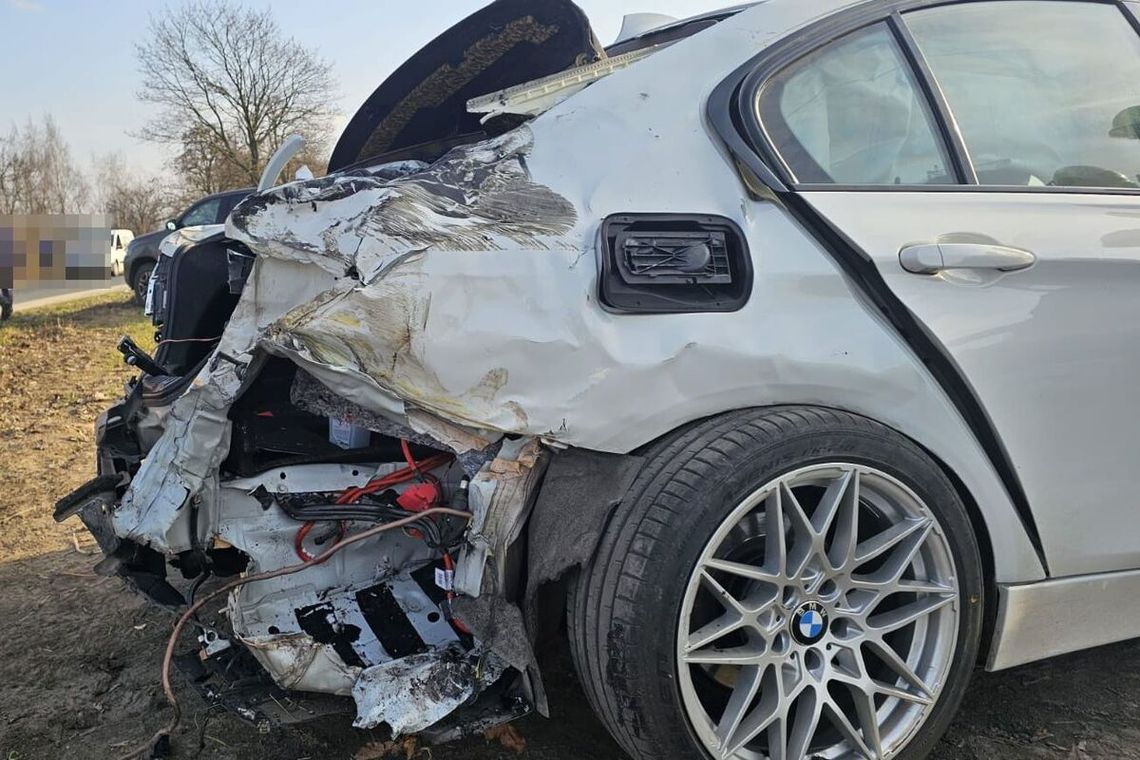 22-letni kierowca BMW twierdzi, że nie widział pociągu. Maszynista trąbił i hamował, a on i tak wjechał na przejazd