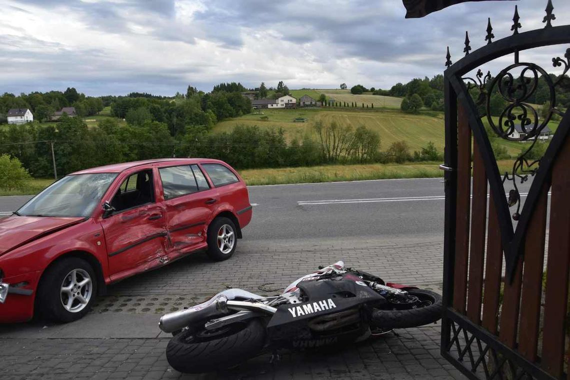 22-letni motocyklista ciężko ranny po wypadku na drodze wojewódzkiej. Wjechał w bok osobówki [FOTO]