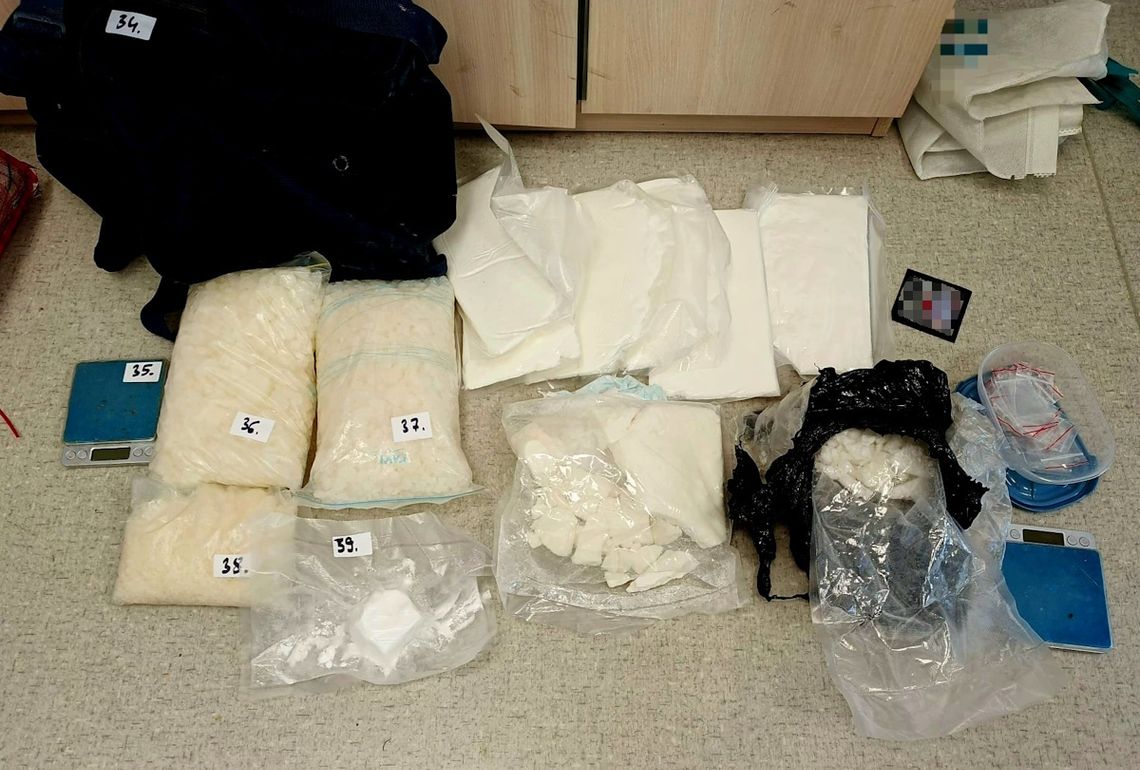 22-letni pseudokibic miał w mieszkaniu 13 kilo amfetaminy. Po akcji policji trafił do aresztu 22-letni pseudokibic miał w mieszkaniu 13 kilo amfetaminy. Po akcji policji trafił do aresztu