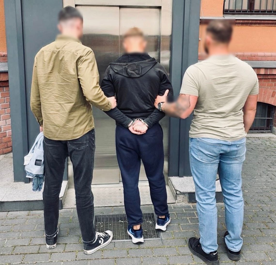 23-latek brutalnie zaatakował dwóch mężczyzn: jeden stracił wzrok w oku, drugi ma złamaną żuchwę