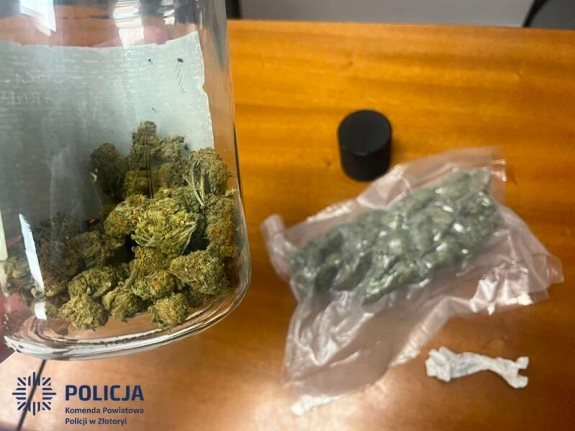 23-latek nie spodziewał się wizyty policji i trzymał narkotyki w mieszkaniu. Znaleziono marihuanę i haszysz 23-latek nie spodziewał się wizyty policji i trzymał narkotyki w mieszkaniu. Znaleziono marihuanę i haszysz