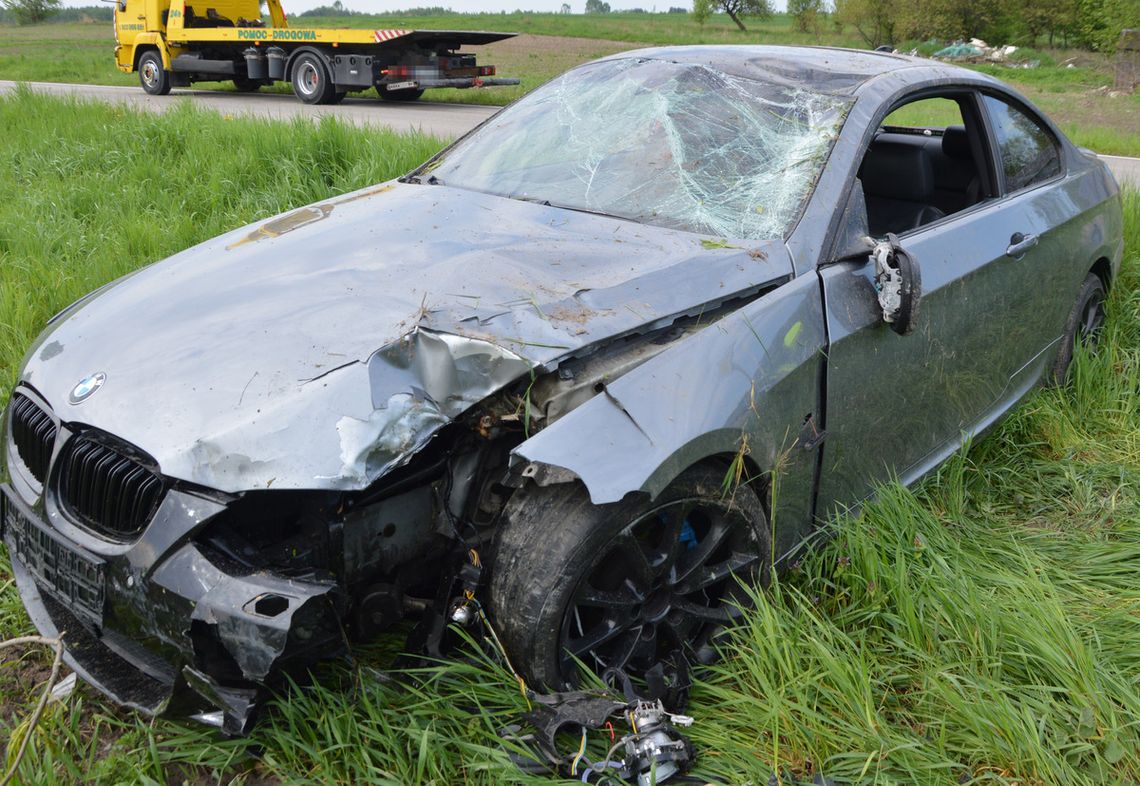 23-latek skasował BMW na ogrodzeniu posesji. O 7 rano wracał pijany z imprezy