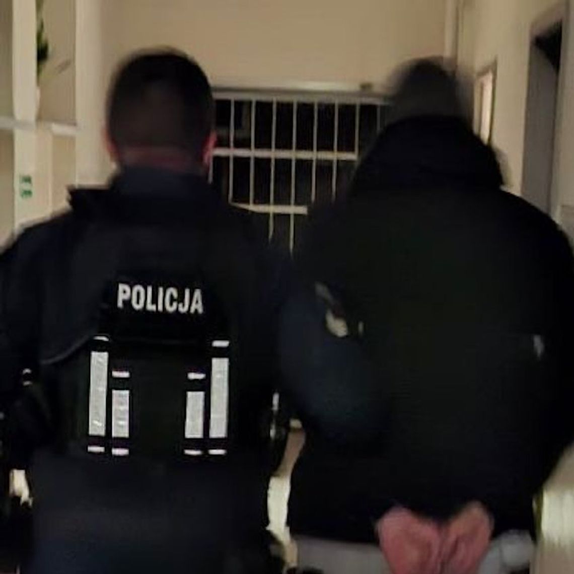 23-latek zaczepił nocą policjantów i dziwnie się zachowywał. Znaleźli przy nim marihuanę 23-latek zaczepił nocą policjantów i dziwnie się zachowywał. Znaleźli przy nim marihuanę