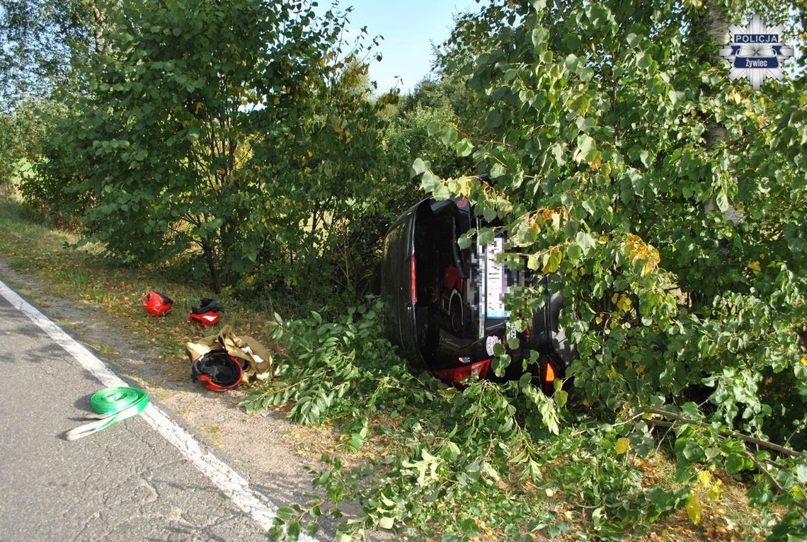 23-latek zakleszczony po uderzeniu w drzewo. Z auta zaczęło się dymić. Uratowali go policjanci i strażak
