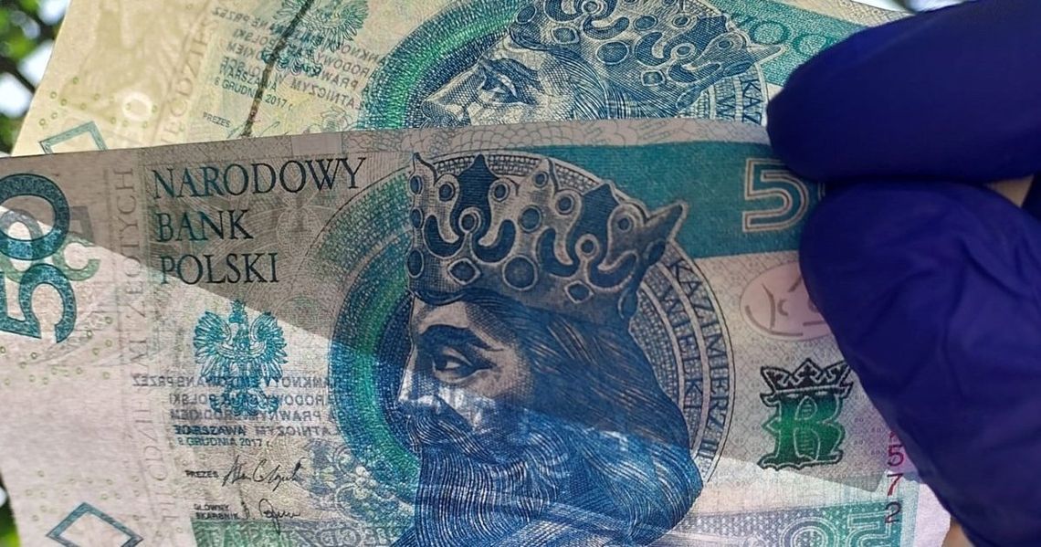 23-latek zapłacił w sklepie fałszywymi banknotami. Powiedział, że nie chce reszty i uciekł