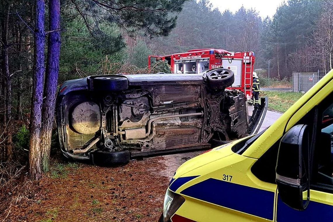 23-latka chciała zapalić papierosa w czasie jazdy. Skończyła nieprzytomna w rozbitym samochodzie