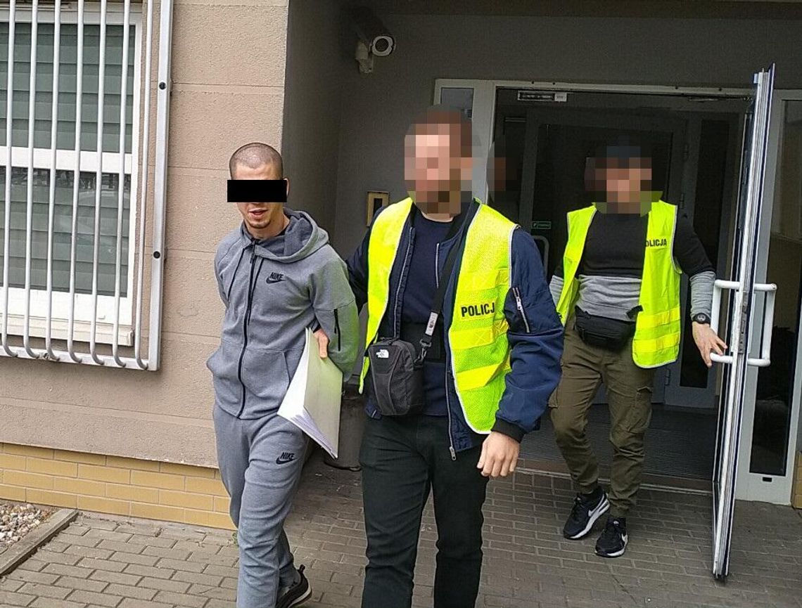 23-letni Czeczen zatrzymany w Warszawie. W samochodzie miał broń gazową i narkotyki