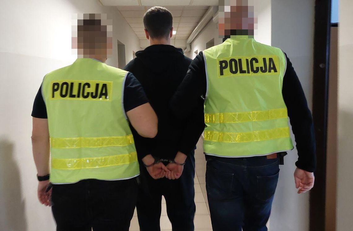 23-letni diler chciał uciec oknem. Dał za wygraną, gdy zobaczył, że odcięli mu drogę 23-letni diler chciał uciec oknem. Dał za wygraną, gdy zobaczył, że odcięli mu drogę