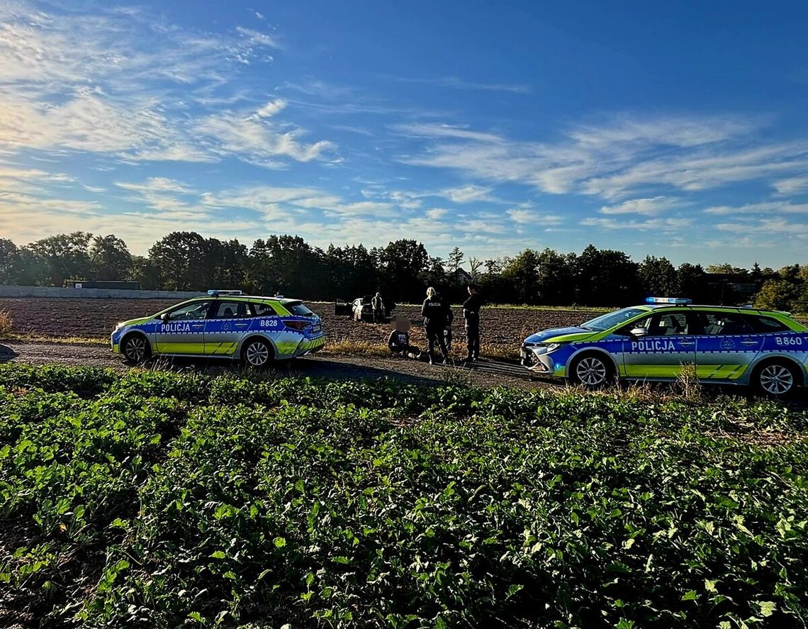 24-latek po narkotykach uciekał policji. Auto ugrzęzło w polu, kierujący wybiegł i wskoczył do rzeki 24-latek po narkotykach uciekał policji. Auto ugrzęzło w polu, kierujący wybiegł i wskoczył do rzeki
