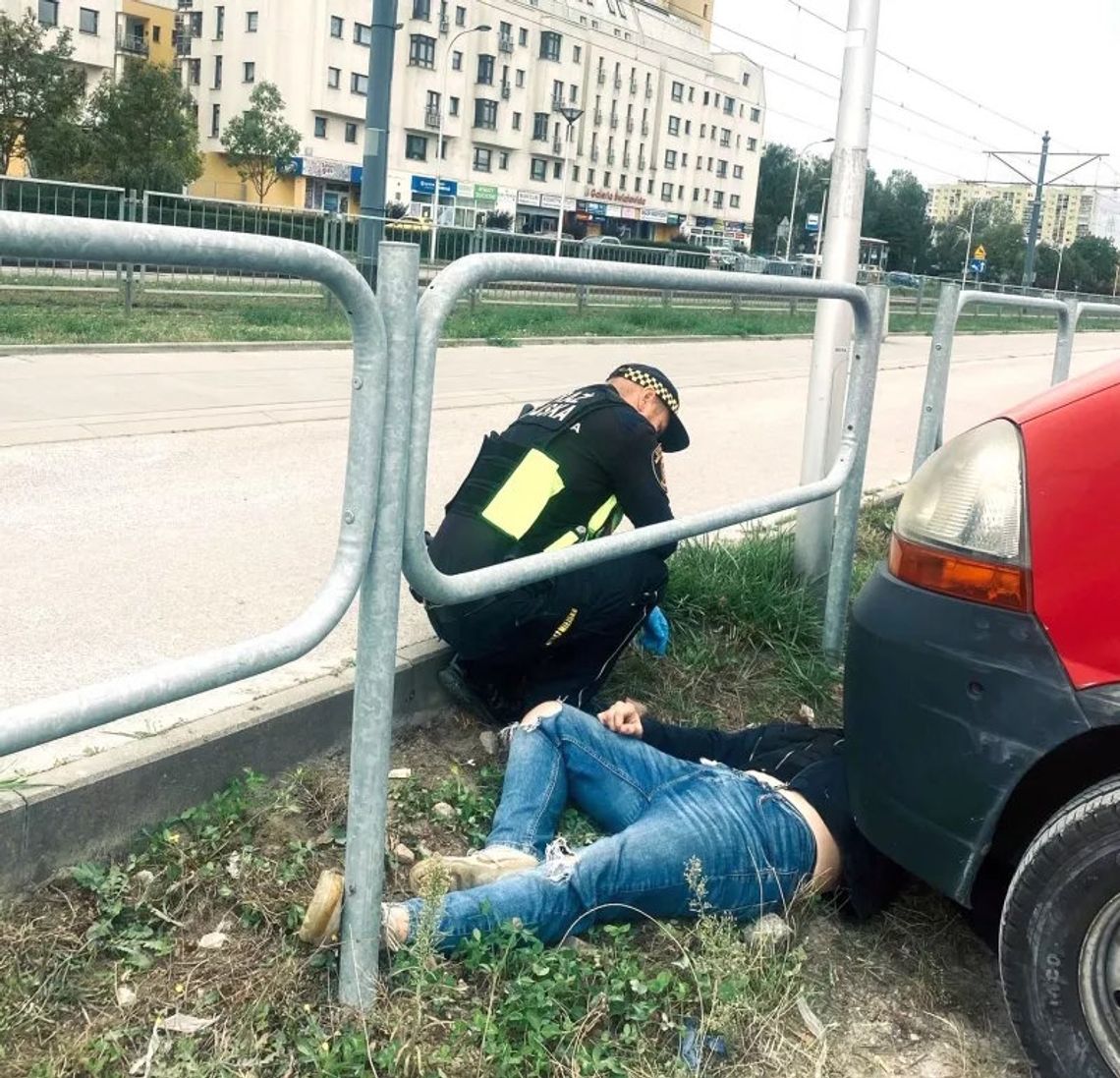 24-latek pobił czterech mężczyzn, po czym sam padł bez kontaktu. Okazało się, że przedawkował
