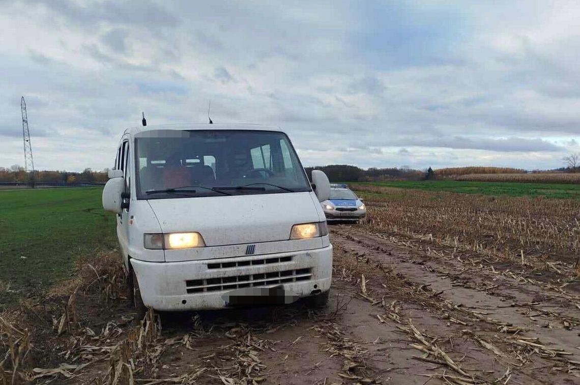 24-latek przez kilka kilometrów uciekał busem przed policją. Dorwali go, gdy porzucił auto w polu