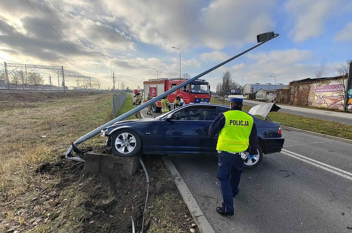 24-latek stracił panowanie nad autem i ściął słup. W BMW policjanci znaleźli kokainę i amfetaminę 24-latek stracił panowanie nad autem i ściął słup. W BMW policjanci znaleźli kokainę i amfetaminę